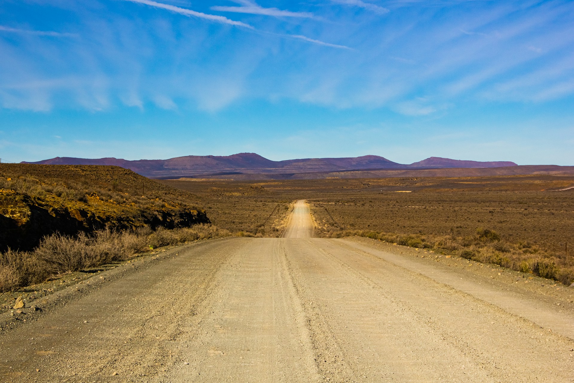 'n Skilderagtige Karoo-restaurant met tafels buite