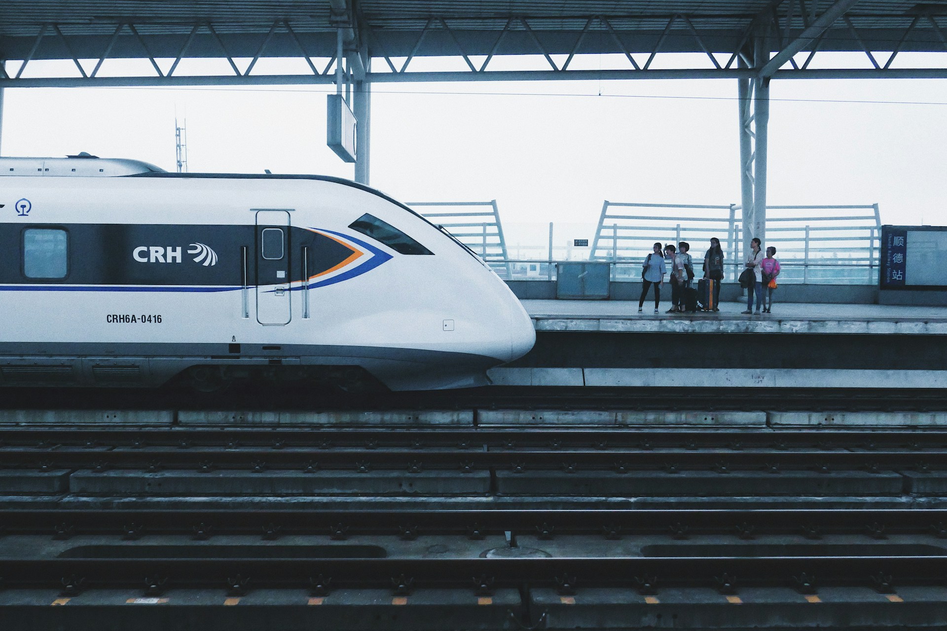 'n Moderne hoëspoedtrein by 'n perron